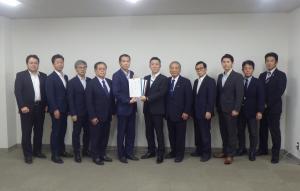 ▲要望書を千葉県県土整備部長へ手渡す会長　佐々木久之　鴨川市長（写真左から５人目）