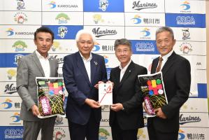 お米を副市長と教育長に手渡している様子