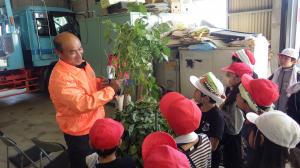 講師が子どもたちに指導している写真