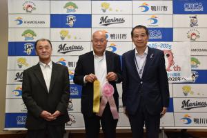 市長に喜びを報告する糟谷さんの写真