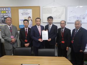 国土交通省 石和田二郎 道路局次長に要望書を手渡す会長　佐々木久之 鴨川市長