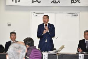 市民懇談会で市政報告をする市長
