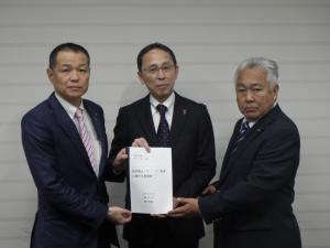 要望書を提出する市長と議長の写真