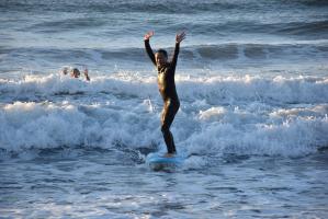 ファーストライドに挑み、見事な実りを成功さ、ボードの上で立つ市長の写真