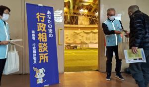 啓発物品を配布し広報活動をする行政相談委員
