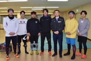 自主トレに参加する選手と佐々木市長の記念写真