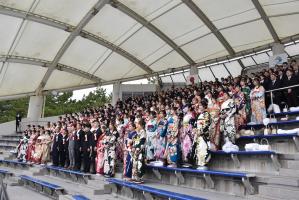 式典に参加した参加者と来賓などの写真