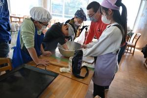 ピザづくりの様子1