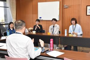 市長と笑顔で対話する職員の写真