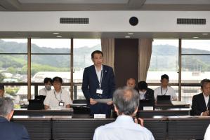 定例記者会見の会場で挨拶する市長の写真