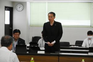 記者の前で挨拶する市長の写真
