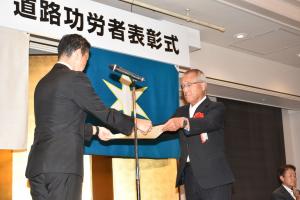 千葉県知事感謝状を授与された栗原区長の写真