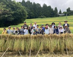 自分たちが刈って、干した稲の近くで撮った集合写真