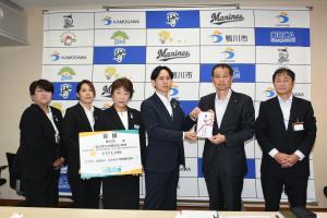 明治安田生命社員と市長と職員の写真