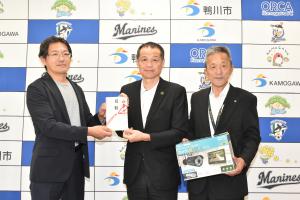 防犯カメラを寄贈する鎌田さん