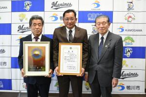 市長に金賞受賞の報告をする高梨智一氏と水稲研究会の田代会長の写真