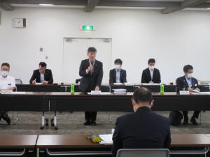 会議冒頭に挨拶する会長の平川副市長