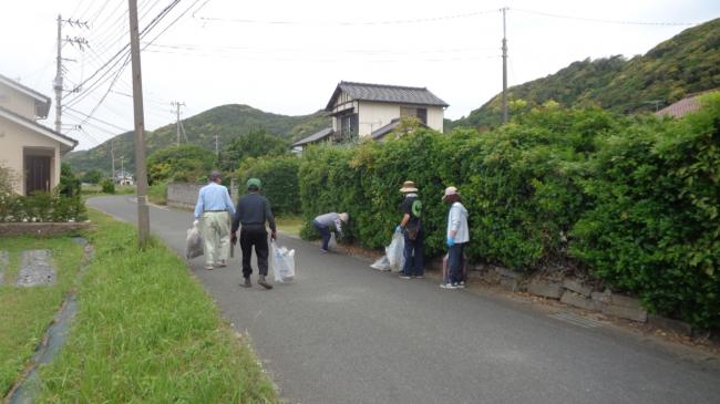 ごみゼロ運動でごみを拾っている画像1