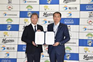 内山会長(左)から答申を受けた佐々木市長(右)